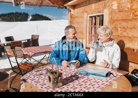 Deutschland, Bayern, Winklmoosalm, ältere paar auf der Terrasse der Berghütte Stockfoto