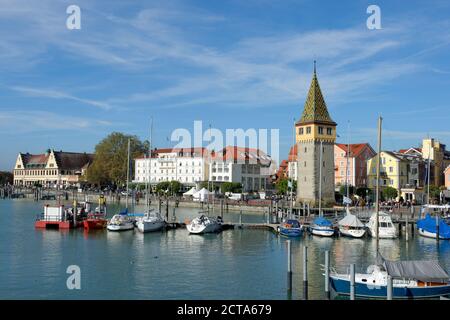 Deutschland, Bayern, Swabia, Bodensee, Hafen mit der Altstadt und Mangturm Stockfoto