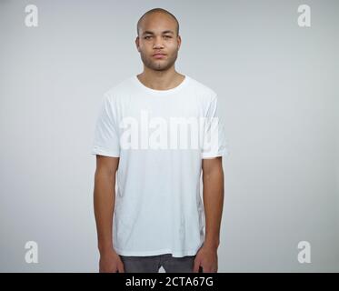Porträt der jungen afrikanischen Mann in weißem t-shirt Stockfoto