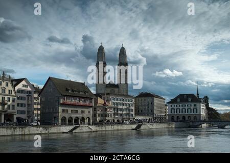 Schweiz, Kanton Zürich, Zürich, Blick über Limmat River zum Großmünster Stockfoto