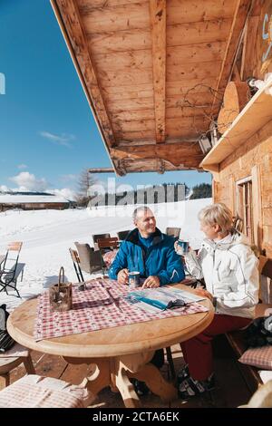 Deutschland, Bayern, Winklmoosalm, ältere paar auf der Terrasse der Berghütte Stockfoto