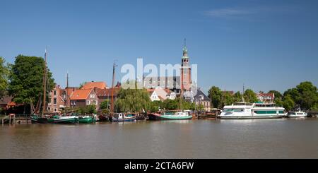 Deutschland, Niedersachsen, Leer, Blick auf die Stadt mit Museumshafen vor Stockfoto