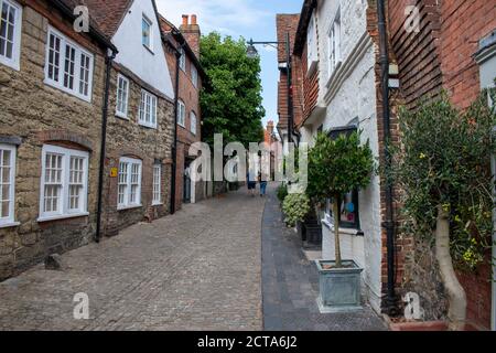 Eine alte gepflasterte Straße mit traditionellen englischen Cottages im Zentrum von Petworth West Sussex in England. Stockfoto