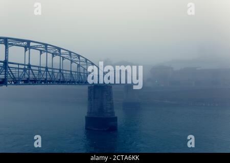 Österreich, Salzburger Land, Salzburg, Brücke über Salzach Fluss im Nebel Stockfoto