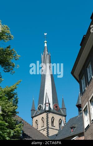 Deutschland, Nordrhein-Westfalen, Düsseldorf, Blick auf den Kirchturm von St. Lambertus Stockfoto