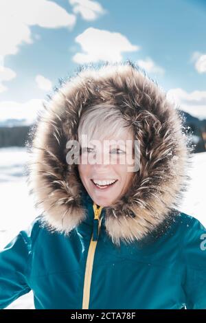 Deutschland, Bayern, Winklmoosalm, Porträt von lächelnden Reife Frau Stockfoto