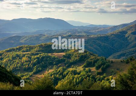 Bergige Landschaft am Nachmittag. Schöne Landschaft der karpaten. Tal des borzhava Kamm in der Ferne. Wolken am Himmel. Sonnigen Wetter Stockfoto