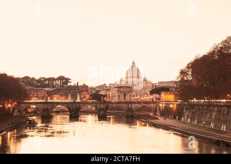Italien, Rom, St. Peter Basilika und Ponte Sant'Angelo am Abend Stockfoto