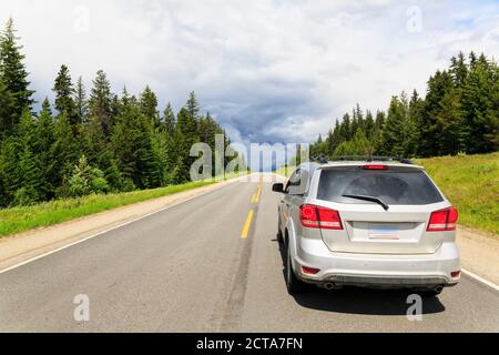 Kanada, British Columbia, Rocky Mountains, Auto auf der Straße durch Mount Robson Provincial Park Stockfoto