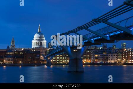 United Kingdom, England, London, Ansicht der Millennium Bridge mit St Pauls Cathedral im Hintergrund in der Nacht