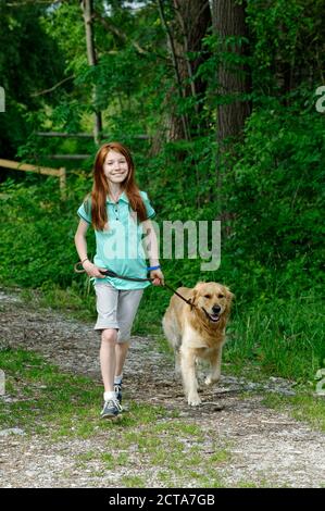 Deutschland, Bayern, Mädchen mit Hund zu Fuß Stockfoto