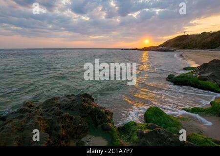 sonnenaufgang am schwarzen Meer. Wunderbare ruhige Landschaft mit Felsen am Strand unter einem bewölkten Himmel. Samtsaison Ferien. Reisen bulgarien Konzept Stockfoto