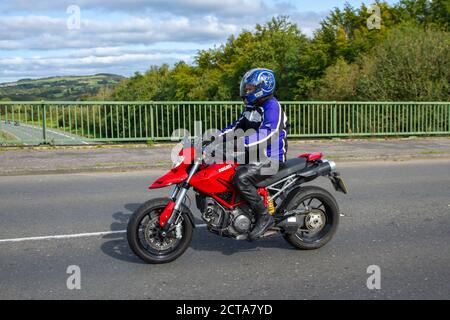 2011 rot Ducati Hypermotard 796; Motorradfahrer; zweirädrige Transport, Motorräder, Fahrzeug, Straßen, Motorräder, Motorradfahrer motoring in Chorley, UK Stockfoto