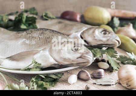 Große Flussfischbrasse zum Braten gekocht Stockfoto