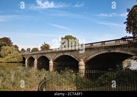 Die Serpentinenbrücke an einem hellen sonnigen Tag mit Streifen Der Wolke am klaren Himmel Stockfoto