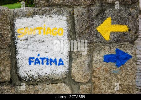 Ein Schild in der Nähe der Kathedrale von Porto, das zwei wichtige christliche Pilgerziele FATIMA in Portugal und SANTIAGO Santiago de Compostela in Spanien zeigt, Stockfoto