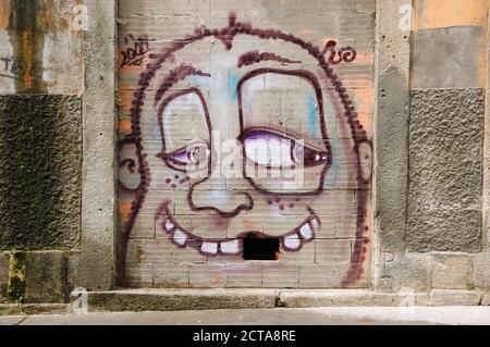 Porto, Portugal - 26. April 2015: Street Art. Lustiges Gesicht mit fehlendem Zahn (fehlender Ziegel in der Wand). Stockfoto
