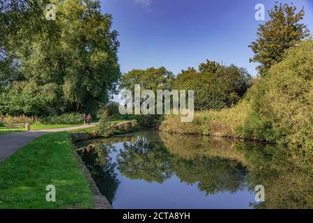 Der alte Kanal in Sankey Valley Park in Earlestown. Der Park ist ein linearer Landschaftspark, der von Widnes nach Haydock läuft. Stockfoto