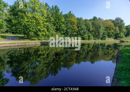 Der alte Kanal in Sankey Valley Park in Earlestown. Der Park ist ein linearer Landschaftspark, der von Widnes nach Haydock läuft. Stockfoto