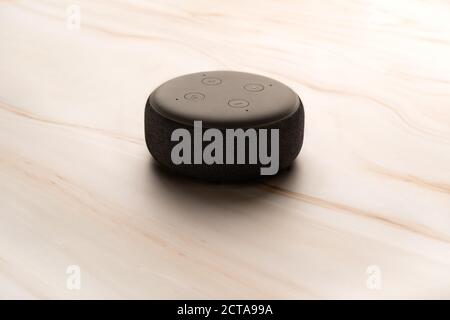 LONDON, GROSSBRITANNIEN - SEPTEMBER 20 2020: Nahaufnahme eines Amazon Echo Dot, des virtuellen Assistenzsprechers, mit einem modernen hellen Marmorhintergrund. Stockfoto