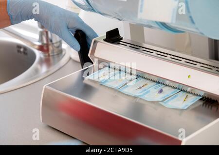 Verpackung und Vorbereitung für die Sterilisation von Dentalwerkzeugen Stockfoto