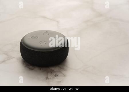 LONDON, VEREINIGTES KÖNIGREICH - SEPTEMBER 20 2020: Ein Amazon Echo Dot, der virtuelle Assistent Lautsprecher, mit einem modernen hellen Marmor Hintergrund. Stockfoto