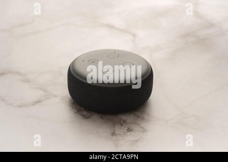 LONDON, VEREINIGTES KÖNIGREICH - SEPTEMBER 20 2020: Nahaufnahme eines Amazon Echo Dot, des virtuellen Assistenzsprechers, mit einem hellen Marmoreffekt Hintergrund. Stockfoto