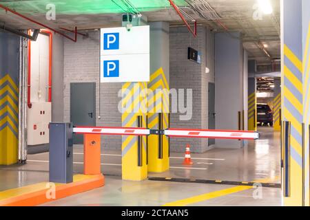 Schranke an der Einfahrt zur Tiefgarage Schild unter Das Apartmentgebäude Stockfoto