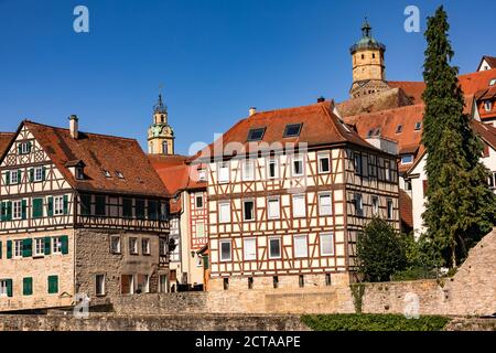 Die historische Altstadt von Schwäbisch Hall ist gut erhalten Und besteht aus einer großen Anzahl von Türmen und Fachwerk Häuser Stockfoto