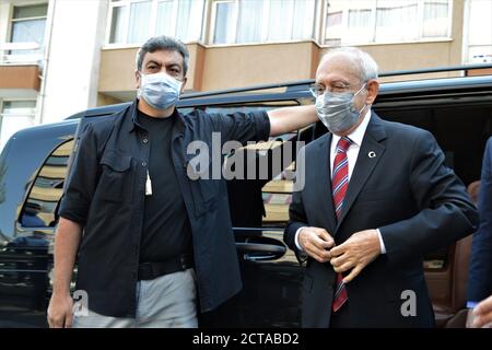 22. September 2020, Ankara, Türkei: KEMAL KILICDAROGLU, Vorsitzender der wichtigsten oppositionellen Partei der Republikanischen Volkspartei (CHP), besucht die Türkische Ärztekammer (TTB), nachdem sie von der Regierungsseite anvisiert wurde, um Berichte über den Ausbruch des Coronavirus (COVID-19) zu enthüllen. (Bild: © Altan Gocher/ZUMA Wire) Stockfoto