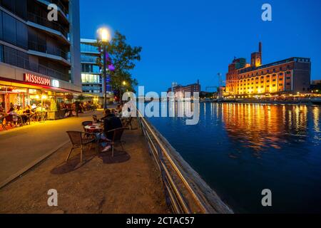 Der Binnenhafen, in Duisburg, Gebäude Küppersmühle, und Werhahn-Mühle auf der rechten Seite, Gastronomie, NRW, Deutschland, Stockfoto