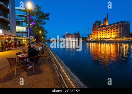 Der Binnenhafen, in Duisburg, Gebäude Küppersmühle, und Werhahn-Mühle auf der rechten Seite, Gastronomie, NRW, Deutschland, Stockfoto