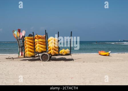 Anhänger voller gelber, heller Kajaks und Paddel, stehend am Sandstrand, Israel, Caesarea. Stockfoto