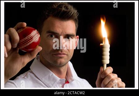 JAMES ANDERSON, DER FÜHRER DER ENGLANDS BOWLING ANGRIFF, BEREIT, AUF DIE AUSTRALIER ZU NEHMEN. BILDNACHWEIS : © MARK PAIN / ALAMY Stockfoto