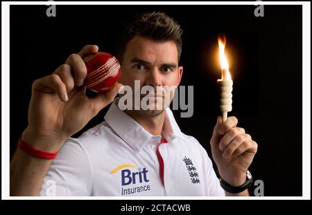 JAMES ANDERSON, DER FÜHRER DER ENGLANDS BOWLING ANGRIFF, BEREIT, AUF DIE AUSTRALIER ZU NEHMEN. BILDNACHWEIS : © MARK PAIN / ALAMY Stockfoto