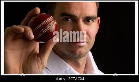 JAMES ANDERSON, DER FÜHRER DER ENGLANDS BOWLING ANGRIFF, BEREIT, AUF DIE AUSTRALIER ZU NEHMEN. BILDNACHWEIS : © MARK PAIN / ALAMY Stockfoto