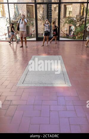 FIGUERES, SPANIEN-8. AUGUST 2020: Salvador Dalis Grab im Dali Theater und Museum in seiner Heimatstadt Stockfoto