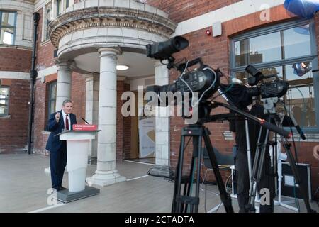 Arbeitsleiter Sir Keir Starmer hält seine Keynote-Rede während der Online-Konferenz der Partei von der Danum Gallery, Library and Museum in Doncaster. Stockfoto