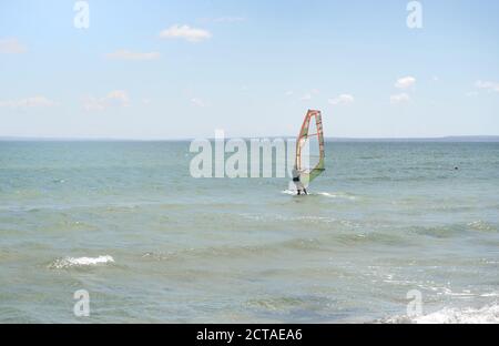 Wassersport. Windsurfen. Windsurfer Surfen Im Wind Auf Wellen Im Ozean, Meer. Extremsport-Action. Sportmöglichkeiten Für Den Freizeitbereich Stockfoto