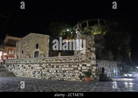 Castelmola - Piazza Sant'Antonio di notte Stockfoto