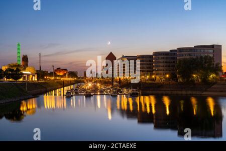 Der Binnenhafen, Duisburg, Turm des Landesarchivs NRW, Stadtwerketurm, grün beleuchtet, NRW, Deutschland, Stockfoto