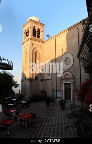 Castelmola - Scorcio del Duomo all'alba Stockfoto