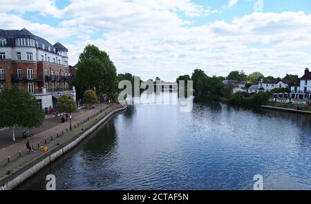 Blick auf die Themse von der Staines Bridge in Staines Surrey VEREINIGTES KÖNIGREICH Stockfoto
