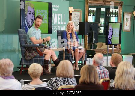 Boswell Book Festival, Dumfries House, Cumnock Ayrshire, Schottland, Großbritannien 12. Mai 2018. Autor Finlay Wilson diskutiert sein Buch Kilted Yoga das jährliche Boswell Book Festival ist einzigartig, da es das einzige Book Festival ist, das sich exculsiv mit Memoiren und Biographien auseinandersetzt. Stockfoto