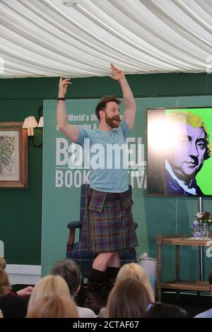 Boswell Book Festival, Dumfries House, Cumnock Ayrshire, Schottland, Großbritannien 12. Mai 2018. Autor Finlay Wilson bespricht sein Buch Kilted Yoga & demostriert einige seiner Bewegungen auf der Bühne das jährliche Boswell Book Festival ist einzigartig, da es das einzige Book Festival ist, das sich exculsiv mit Memoiren und Biografien beschäftigt. Stockfoto