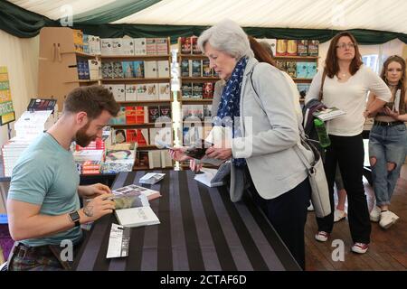 Boswell Book Festival, Dumfries House, Cumnock Ayrshire, Schottland, Großbritannien 12. Mai 2018. Autor Finlay Wilson diskutiert sein Buch Kilted Yoga, hier gesehen Signing sein Buch das jährliche Boswell Book Festival ist einzigartig, da es das einzige Book Festival ist, das sich exculsiv mit Memoiren und Biographien auseinandersetzt. Stockfoto