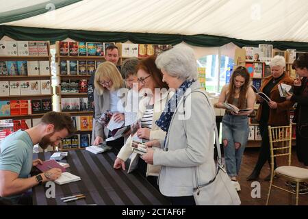 Boswell Book Festival, Dumfries House, Cumnock Ayrshire, Schottland, Großbritannien 12. Mai 2018. Autor Finlay Wilson diskutiert sein Buch Kilted Yoga, hier gesehen Signing sein Buch das jährliche Boswell Book Festival ist einzigartig, da es das einzige Book Festival ist, das sich exculsiv mit Memoiren und Biographien auseinandersetzt. Stockfoto