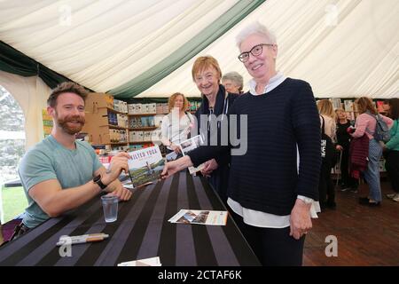 Boswell Book Festival, Dumfries House, Cumnock Ayrshire, Schottland, Großbritannien 12. Mai 2018. Autor Finlay Wilson diskutiert sein Buch Kilted Yoga, hier gesehen Signing sein Buch das jährliche Boswell Book Festival ist einzigartig, da es das einzige Book Festival ist, das sich exculsiv mit Memoiren und Biographien auseinandersetzt. Stockfoto