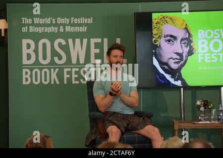 Boswell Book Festival, Dumfries House, Cumnock Ayrshire, Schottland, Großbritannien 12. Mai 2018. Autor Finlay Wilson diskutiert sein Buch Kilted Yoga das jährliche Boswell Book Festival ist einzigartig, da es das einzige Book Festival ist, das sich exculsiv mit Memoiren und Biographien auseinandersetzt. Stockfoto