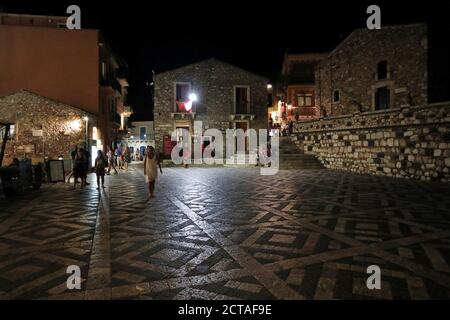 Castelmola - Scorcio notturno di Piazza Sant'Antonio Stockfoto